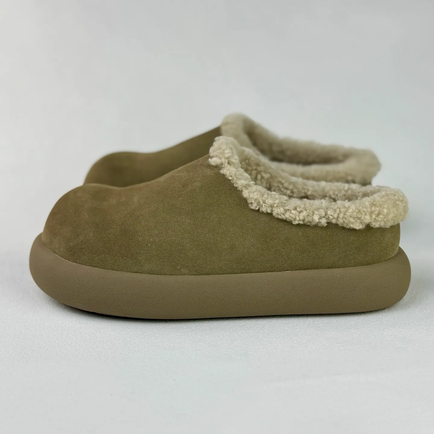 Wanding‼ ️Thick-soled Little Potato 💰480 Xiaohongshu’s popular UGG Little Potato UGG Muller Slippers #All shoes are made of ZP same factory Longfeng A-grade Australian imported sheepskin brand OEM production line fully follows the ZP process flow OEM original pattern maker Adheres to the principle of no original shoes and no development selection Pay attention to every detail The most authentic version on the market Size: 35 36 37 38 39 40